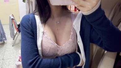 妹妹宿舍對鏡抓奶