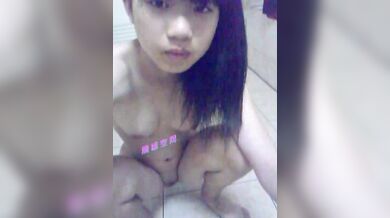 台湾の女子大生が浴室で自慰行為