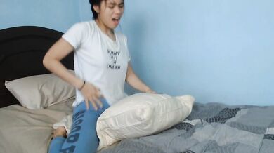 女孩和枕頭做愛