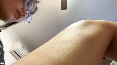 Cô nàng mắt kính tự sướng với máy rung