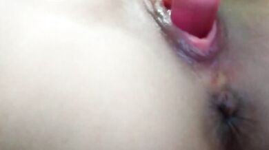 Em gái thủ dâm với dương vật thủy tinh