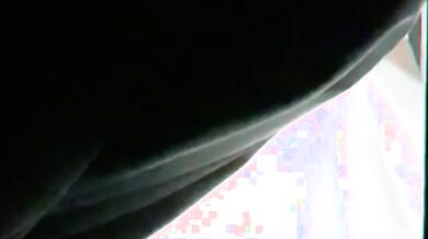 Cô hàng xóm hớ hênh không kéo rèm, vô tình phơi bày vùng kín cho cả khu xem