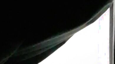 Cô hàng xóm hớ hênh không kéo rèm, vô tình phơi bày vùng kín cho cả khu xem