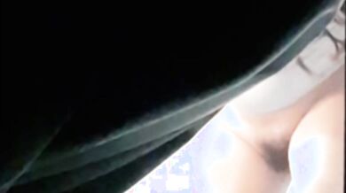 Cô hàng xóm hớ hênh không kéo rèm, vô tình phơi bày vùng kín cho cả khu xem