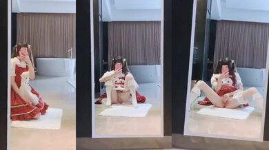 白いストッキングのロリータ少女の自慰行為2