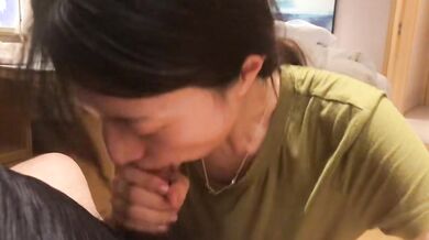 青衣美女蹲着幫男友口交