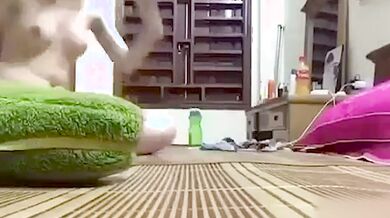 眼鏡をかけた高1の生徒、痛がって遊びたがらない