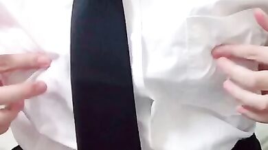 美乳女子大生が乳首を揉む