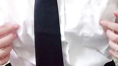 美乳女子大生が乳首を揉む