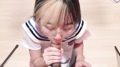 泰國網紅穿著性感漫服幫男友口交