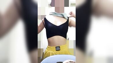 ガールフレンドが新しい下着を試着するビデオ録画