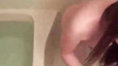 Gián điệp Châu Á thủ dâm trong phòng tắm