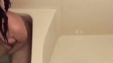 Gián điệp Châu Á thủ dâm trong phòng tắm