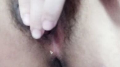 マレーシアのサラワクのロリ少女が入浴前に自慰行為