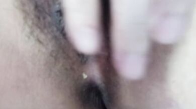 マレーシアのサラワクのロリ少女が入浴前に自慰行為