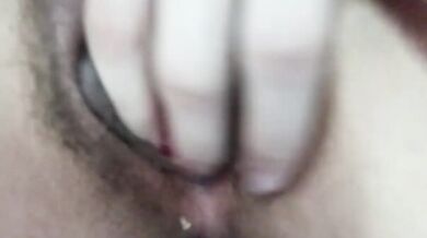 マレーシアのサラワクのロリ少女が入浴前に自慰行為