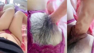 赤い下着はとても濡れている