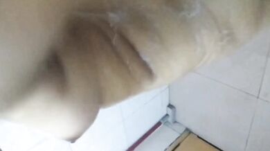 Nữ sinh Ashan selfie trong bồn tắm để dụ dỗ