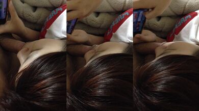 大学のセックス仲間がスマホをいじりながら私のチンコをしゃぶっている