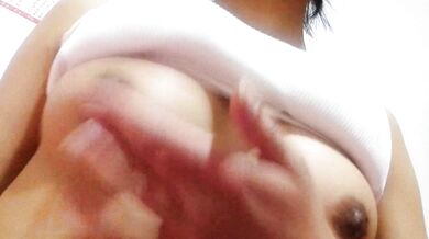 ミルクガールが胸を揉み、おっぱいで遊ぶ