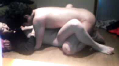 韓国人カップルが寮で自撮り