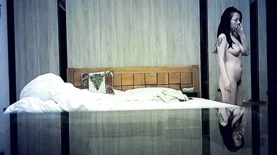 Người phụ nữ trẻ chụp selfie tình dục trong khách sạn 1