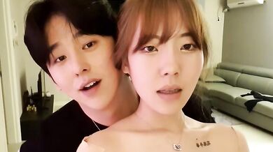 オンラインでセックスをする韓国人カップル