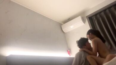 韓国人カップルがホテルで自撮り