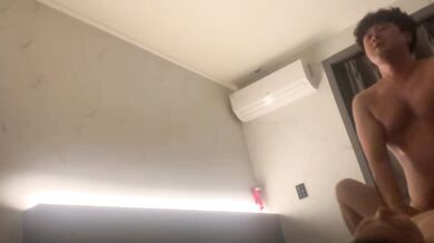 韓国人カップルがホテルで自撮り