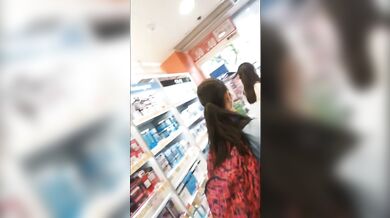 学生の妹が母親と一緒に買い物