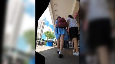 学生の妹が母親と一緒に買い物