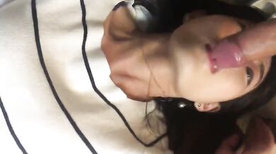 長い脚のホットなモデルがフェラを受ける