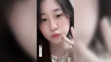 偷拍可爱妹妹洗澡换衣
