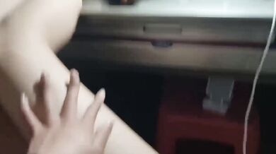 大奶骚逼母狗3-自拍美腿掰逼