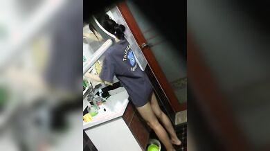 偷拍苗條美女洗澡最後拿毛巾擦身體差點被發現
