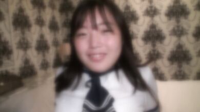 【18歳・黒髪ショート】 無邪気な瞳でオジサンちんぽをおしゃぶりしてくるて従順なまさにダイヤの原石女子の制服フェラ・口内射精!!