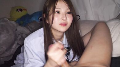 美女の口內発射で精液が口から垂れる