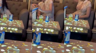 爆乳チャイナドレスの美女が個室でお酒を注ぐ