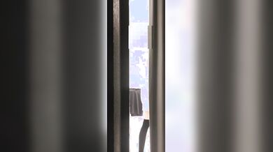 隔壁鄰居年輕金髮美女不知道為什麼對著窗把裙子掀起來給我免費看她粉紅色小內褲