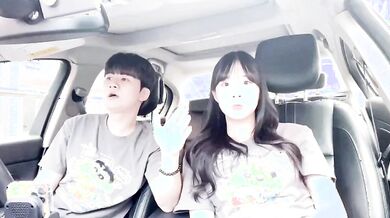 情侶在車内唱歌舔奶，女生可愛，表情驚訝