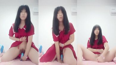 妹子床上騎瓶子自慰