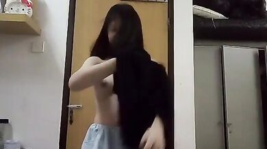 マレーシアの少女がストリップする