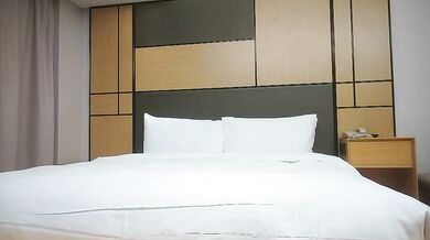 Tanhuaの美乳と清純セレブ顔のパイルドライバーで激しく突きまくる