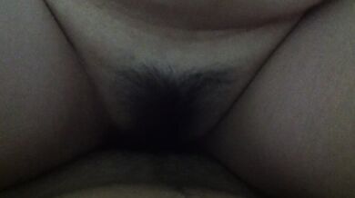 シンガポール人カップルが寮で自撮り