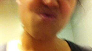 マレーシアの女子大生が公衆トイレで彼氏にフェラチオ