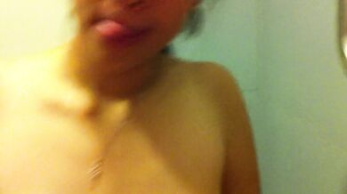 マレーシアの女子大生が公衆トイレで彼氏にフェラチオ