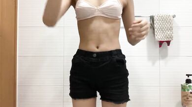 女子高生のストリップ自撮り 19