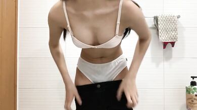 女子高生のストリップ自撮り 19