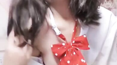 黒いシルクの制服を着た可愛い女の子が誘惑する