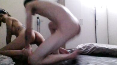 ベトナムの巨乳美女が痩せ型の彼氏とセックス